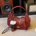 Borsa hobo retrò trapuntata in pelle PU marrone rossiccio scuro con ciondolo in peluche - Rosso con Pendente