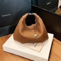 Braune Hobo-Handtasche aus genarbtem Leder mit silbernem Sternanhänger und Schnalle - Braun (Mit Sternanhänger)