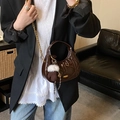 Borsa a tracolla a mezzaluna marrone scuro con motivo a rombi e catena dorata - Caffè con Ciondolo