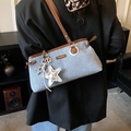 Sac bowling en denim bleu avec finitions en cuir marron et breloques étoile et chien - Marron (Avec Pendentif)