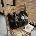 Grande borsa tote nera lucida con tracolla a catena dorata e ciondolo di peluche - Nero con ciondolo