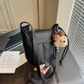 Schwarze Schultertasche aus Litschi-Leder mit süßem Plüschbär-Anhänger und Schleife - Schwarz mit Anhänger