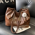 Borsa tote grande marrone scuro con catena dorata e ciondolo di peluche - Caffè con Ciondolo
