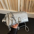 Borsa a tracolla argento testurizzata con catena e ciondolo a sfera metallica - Argento (Con Ciondolo)