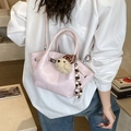 Hellrosa Schultertasche mit Perlenkette und niedlichem Plüsch-Welpenanhänger - Roze mit Anhänger