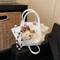 Weiße matte Leder-Eimertasche mit Hundeplüsch-Anhänger und verstellbarem Schultergurt - Weiß mit Anhänger