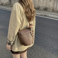 Dunkelbraune Retro-Eimertasche aus Kieselleder mit Bärenanhänger und Schultergurt - Kaffee mit Anhänger