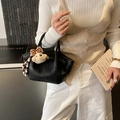 Schwarze Vintage-Eimertasche aus glänzendem Leder mit Hundeanhänger und Perlendetails - Schwarz mit Anhänger