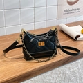 Sac bandoulière matelassé noir chic avec chaîne dorée et finition en cuir de qualité - Noir