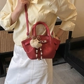 Rote Leder-Eimertasche mit Plüschbären-Anhänger und Perlenkette für Damen - Rot mit Anhänger