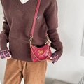 Sac bandoulière en cuir matelassé rouge avec chaîne dorée et fermoir pivotant chic - Rouge