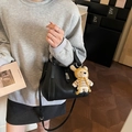 Schwarze Beuteltasche aus Leder mit Teddybär-Anhänger und verstellbarem Schultergurt - Mit Anhänger / Schwarz