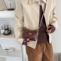 Sac bandoulière en cuir matelassé marron foncé avec chaîne dorée et fermoir vintage - Marron