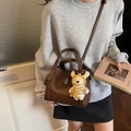 Dunkelbraune Beuteltasche aus Leder mit Narbung, süßem Bärenanhänger und Riemen - Mit Anhänger / Braun