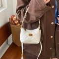 Sac sous le bras élégant en cuir matelassé blanc avec chaîne dorée et fermoir rotatif - Blanc