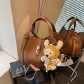 Dunkelbraune Beuteltasche aus Leder mit Teddybär-Anhänger und silbernem Drehverschluss - Mit Anhänger / Braun