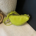 Sac bandoulière demi-lune vert citron minimaliste en cuir mat fin avec sangle nouée - Vert