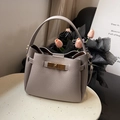 Borsa a secchiello grigio talpa in pelle martellata con chiusura dorata e manico corto - Grigio