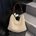 Schicke beige Häkeltasche mit dekorativem Griff aus dunkelbraunen Holzperlen-Details - Gebrochenes Weiß