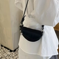 Sac bandoulière demi-lune noir minimaliste avec détail de nœud et fermeture éclair argentée - Noir