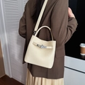 Borsa a secchiello in pelle beige con motivo litchi, manico e fibbia in metallo - Bianco Sporco