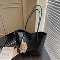 Grand sac cabas noir en cuir synthétique avec anse longue et breloque ours en peluche - Noir avec pendentif
