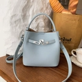 Elegante borsa a secchiello azzurra in pelle martellata con chiusura a scatto argento - Blu Maya