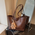 Grand sac cabas marron foncé en similicuir avec porte-clés ours et logo doré élégant - Café avec Pendentif