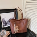 Grand sac cabas marron en similicuir vintage avec un joli pendentif chiot en peluche - Marron avec pendentif