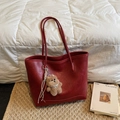 Grand sac fourre-tout rouge en similicuir texturé avec un mignon porte-clé en peluche - Rouge avec Pendentif