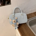 Hellblaue Handtasche aus Kunstleder mit Bärenanhänger und goldenen Beschlägen - Blau mit Anhänger
