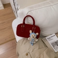 Moderne dunkelrote Wildleder-Boston-Handtasche mit Logoprägung und süßem Bärenanhänger - Rot mit Anhänger