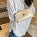 Schicke beige glänzende Unterarmtasche mit Silberkette und Metall-Drehverschluss - Gelb