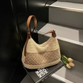 Hobo-Tasche aus Stroh in Creme mit braunem Lederriemen für sommerliche Freizeitmode - Gebrochenes Weiß