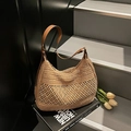 Minimalistische Stroh-Hobo-Tasche mit braunem Lederriemen und hohlem Netzdetail - Khaki
