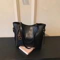 Bolso tote negro de cuero sintético con colgante de pretzel y correas de hombro - Negro con colgante