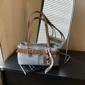 Sac sous le bras en denim vintage avec lanières en cuir marron et pendentif chocolat - Bleu avec Pendentif