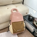 Detailansicht des dreifarbigen Nylon-Rucksacks mit Tragegriff und seitlichen Taschen - Rosa