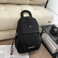 Detailansicht eines schwarzen Apasttca Rucksacks mit Logo, Seitentaschen und Kordelzugdetail - Schwarz