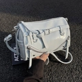 Borsa a cilindro in vernice blu-grigio chiaro con cinghie metalliche e estetica stile Y2K - Blu