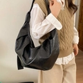 Borsa hobo a mezzaluna nera con trama stropicciata e ampia tracolla regolabile da donna - Nero