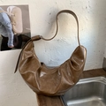 Grande borsa a mezzaluna in finta pelle plissettata marrone scuro con tracolla larga - Marrone