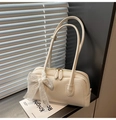 Détail du sac Boston en cuir litchi blanc cassé avec nœud en dentelle et dorures - Blanc Cassé