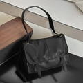 Vintage Umhängetasche in Schwarz mit Lederstruktur und Bronze-Details im Retro-Stil - Schwarz