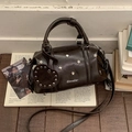 Bolso boston marrón vintage con tachuelas de estrella y colgante de corazón retro - Marrón