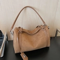 Borsa tote Boston in pelle scamosciata marrone con doppia cerniera e fibbia in metallo - Marrone