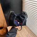 Sac seau noir à cordon avec broderie de cheval colorée et bandoulière fine élégante - Noir