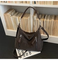 Große dunkelbraune Hobo-Tasche aus mattem Leder mit Doppel-Reißverschluss und Gurt - Braun