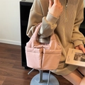 Borsa a secchiello minimalista in nylon rosa pallido con due tasche frontali e manici imbottiti - Rosa