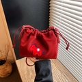 Sac seau rouge à cordon avec breloque poney et bandoulière fine élégante - Rouge